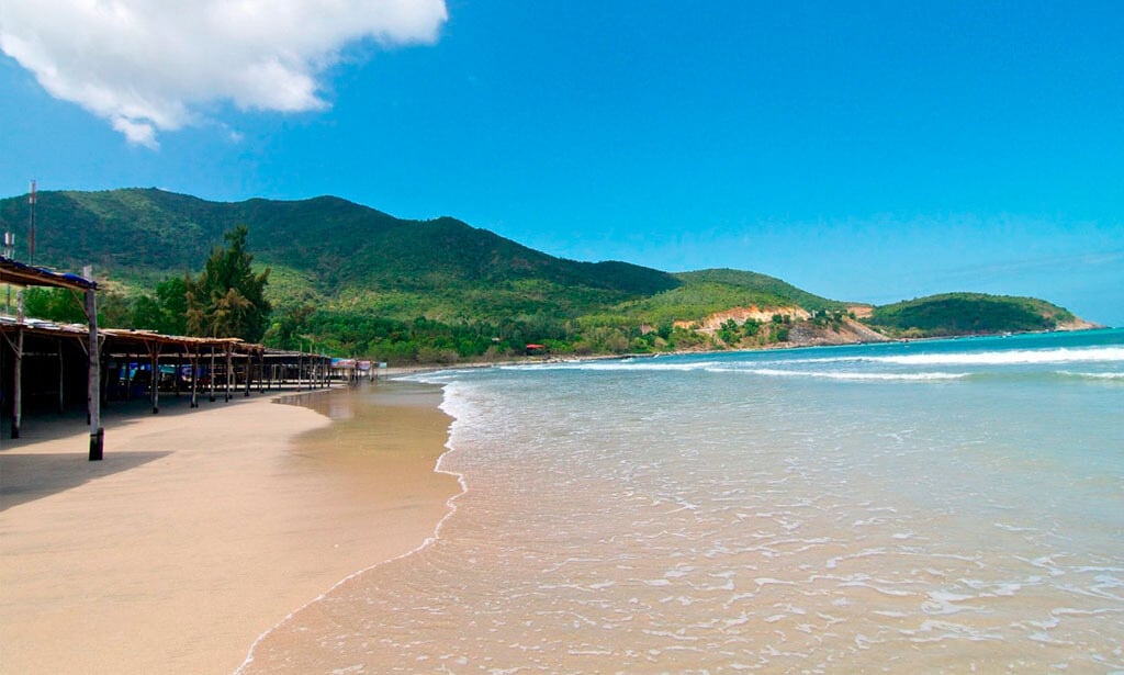 Bãi Dài Nha Trang mang vẻ hoang sơ, thu hút hàng nghìn du khách